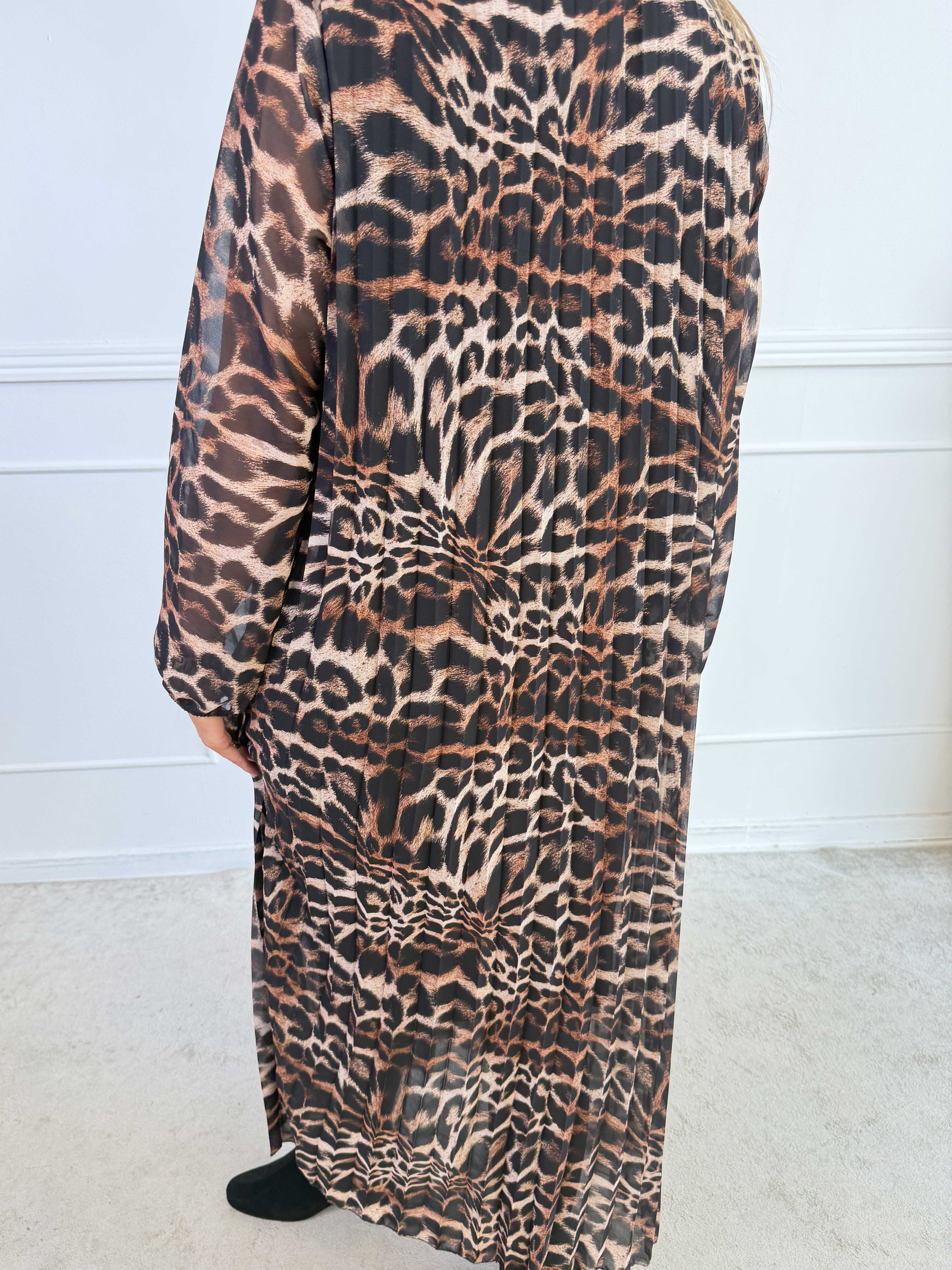 Astrid Print - Elegant lang plisseret chiffonkjole med forskellige smukke prints